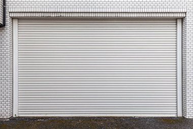 Evin zemin katındaki otomatik gümüş kapaklı kapılar.