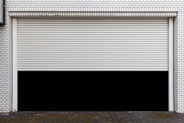 Binanın altında otoparklar açıldı.