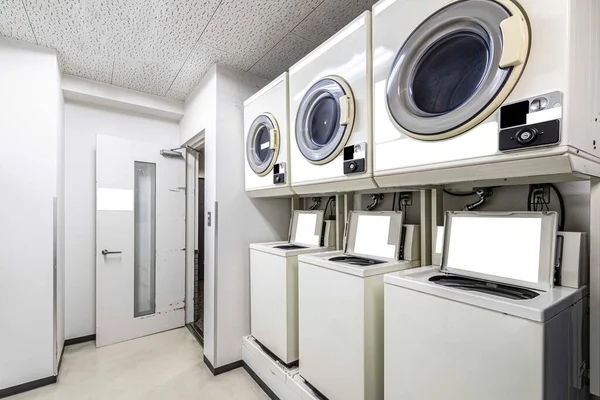 Çamaşırhanede Bozuk Para Ile Çalışan Çamaşır Makinesi — Stok fotoğraf