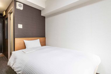 Modern, küçük bir dairede tek kişilik yatak odası.