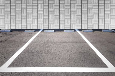 Boş araba parkı, beyaz işaretli araba parkı, halka açık parktaki park alanı.