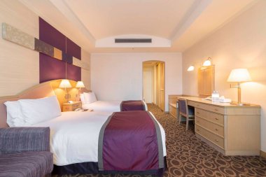 Çift kişilik yatak ve battaniye küçük bir yatak odasında.