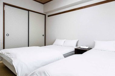 Çift kişilik yatak ve battaniye küçük bir yatak odasında.