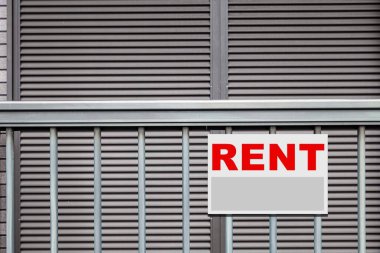 Evin Önünde Kiralık Emlak Tabelası