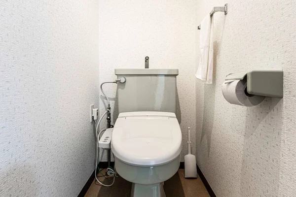 Modern Automatisch Toilet Een Klein Toilet Een Houten Huis — Stockfoto