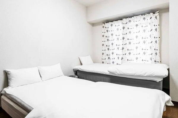 Две Кровати Белые Одеяла Маленькой Белой Спальне Доме Японском Стиле — стоковое фото