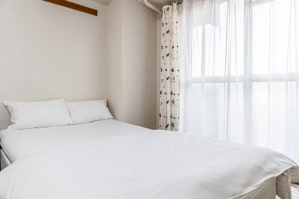 Двоповерхові Ліжка Білі Ковдри Маленькій Білій Спальні Японському Стилі — стокове фото