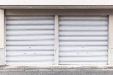 Evin zemin katındaki otomatik beyaz perdeli kapılar.