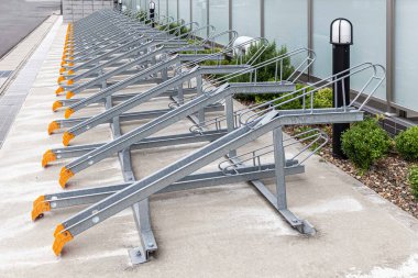 Apartmanın önündeki bisikletlerin park edildiği yer.