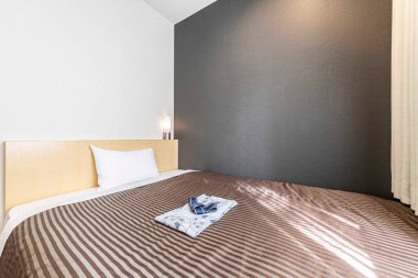 Modern, küçük bir dairede tek kişilik yatak odası.