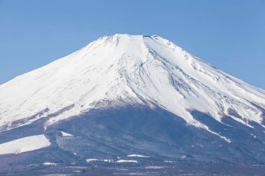 Fuji Dağı 'nın karlı zirvelerine kışın yakın.