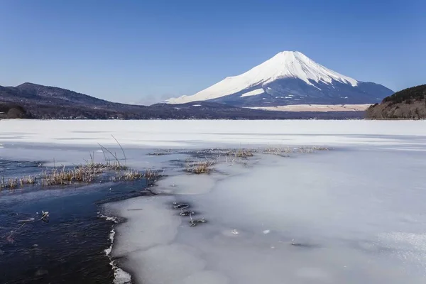 富士山和山中湖在冬季结冰的时候 — 图库照片