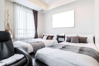 Lüks bir yatak odasında büyük boy ikiz yatak.