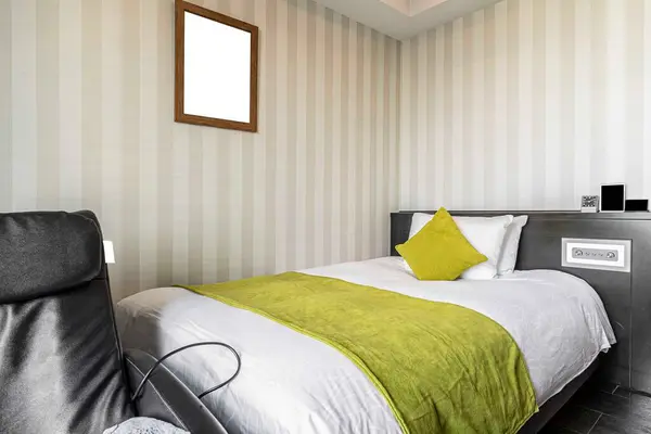 Modern Küçük Bir Dairede Tek Kişilik Yatak Odası — Stok fotoğraf