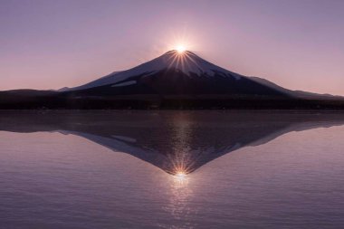 Fuji Elması. Kış mevsiminde Yamanakako Gölü 'nde Fuji elması. Elmas Fuji, batan güneşin zirveye çıkışına verilen isimdir. Fuji