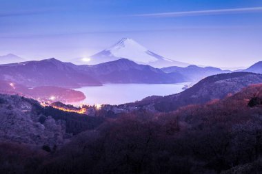 Fuji Dağı ve Ashi Gölü 'nün atmosferi kışın gündoğumunda