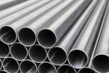 Yakın - İnşaat metal boruları yığını