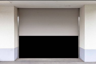 Kapıyı açan binanın garajında.