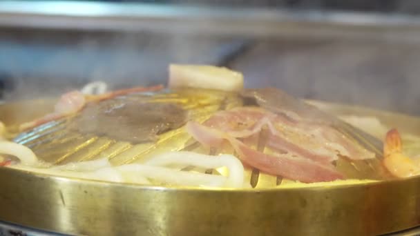 Barbecue Vlees Koperen Pan Koreaanse Stijl Bbq Sliced Vet Vlees — Stockvideo