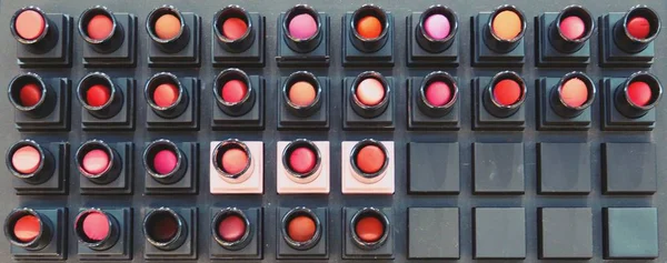 Kleurrijke Lippenstiften Tester Planken Voor Achtergrond — Stockfoto