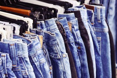 Birçok kot rafta asılı kadar kapatın