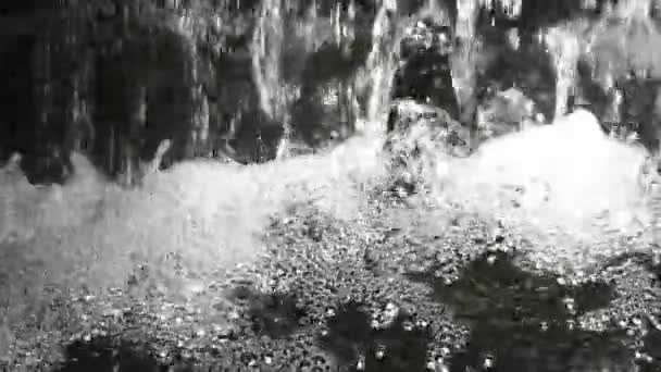 带有气泡的小瀑布慢动作关闭 — 图库视频影像