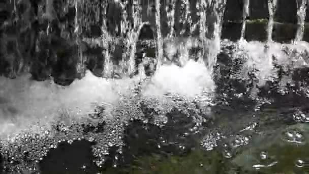 気泡スローモーションで小さな滝をクローズ アップ — ストック動画