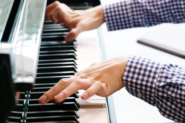 Крупним Планом Молоді Люди Грають Піаніно — стокове фото