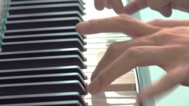 Piyano oynarken genç erkeklerin el yakın