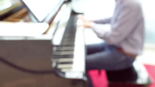 Lurred Asia Jonge Mannen Spelen Piano — Stockvideo
