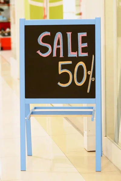 Laden Rabatt Schild Stehen Verkauf Schild Vor Dem Geschäft — Stockfoto