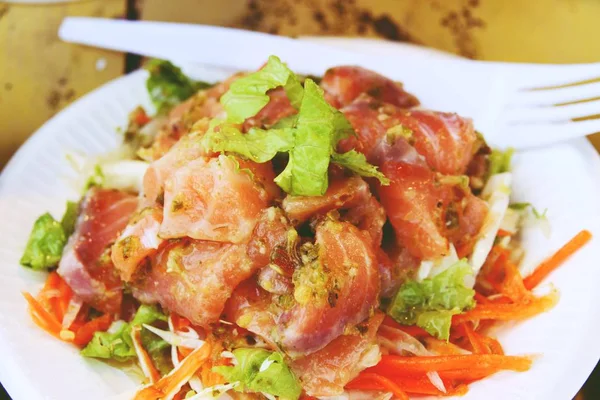 タイのスパイシーサーモンと野菜サラダをクローズアップ — ストック写真