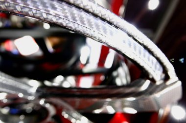 Seçmeli odak. Dükkanda araba alaşım jantlar