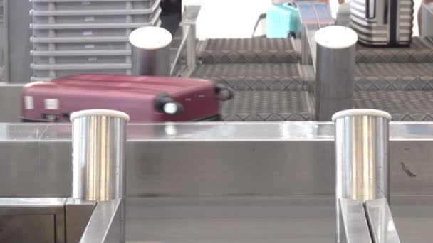 Kufry Pohyblivými Pásovými Dopravníky Mezinárodním Letišti — Stock video