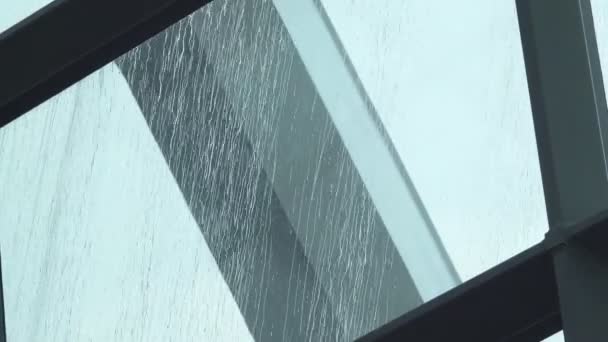 Ισχυρό Νερό Βροχής Σταγόνες Πτώση Κάτω Στο Γυαλί Παράθυρο — Αρχείο Βίντεο