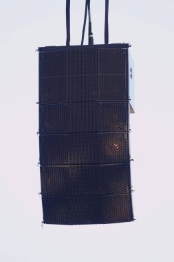 sahnede asılı güçlü hoparlörler ayarlayın