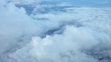 bulutlar uçak penceresinden mavi gökyüzüne görünümü