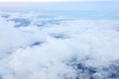 bulutlar uçak penceresinden mavi gökyüzüne görünümü