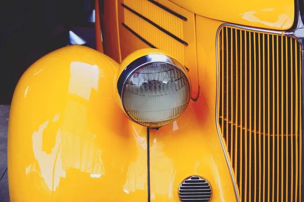 Retro Amarillo Coche Viejo Brillante Cerca — Foto de Stock