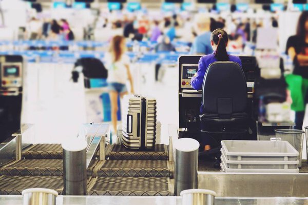 размытая проверка аэропорта в стойке регистрации ворота с тяжелым багажным поясом
