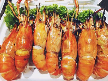 Bir köpük kutusunda Izgara karides yakın