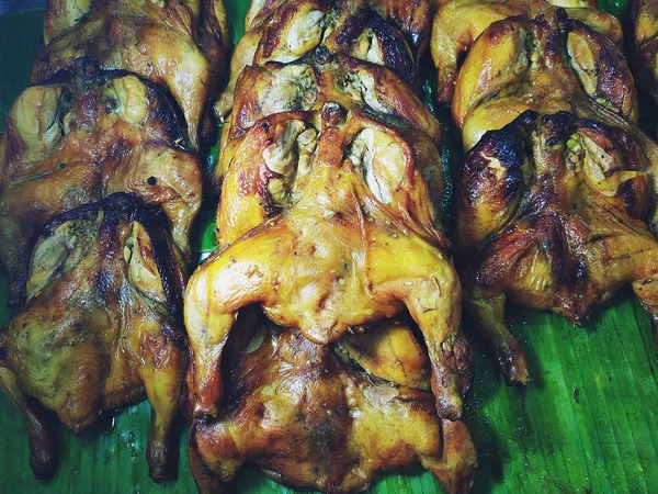 Pollo Crujiente Para Asar Colocado Sobre Hojas Plátano —  Fotos de Stock