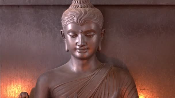 Abstrakte Nahaufnahme Buddha Statue Mit Kerzenlicht Hintergrund — Stockvideo