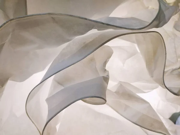 天井の下にぶら下がる抽象的な現代の白い紙または生地のランプ — ストック写真