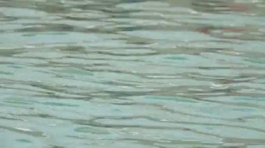 ışık yansımaları ile yüzme havuzunda soyut mavi su