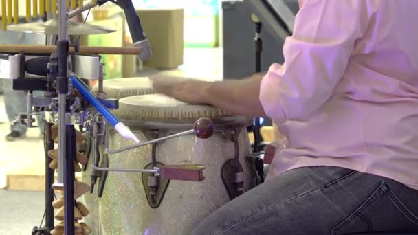 Primo Piano Delle Mani Uomo Che Suona Una Percussione Tamburo — Video Stock