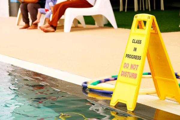 Unterricht Gange Stört Schild Schwimmbad Nicht — Stockfoto