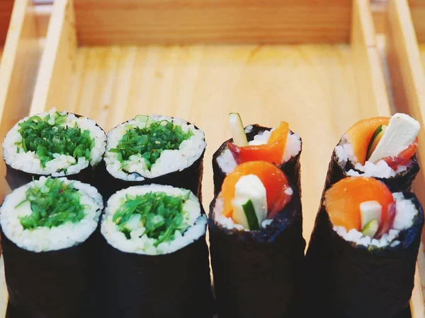Comida Japonesa Rollo Sushi Caja Madera Fondo —  Fotos de Stock