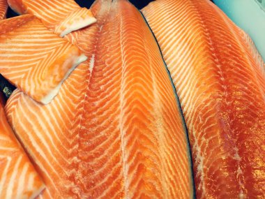 Piyasada satılık Big Raw Natural taze somon