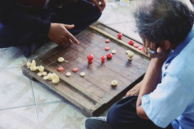 Thai Erkekler Tapınaktay satranç oyunu oynuyor